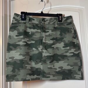 Eddie Bauer Women’s Camo Nylon Stretch Mini Skirt. Size 10 G-1164